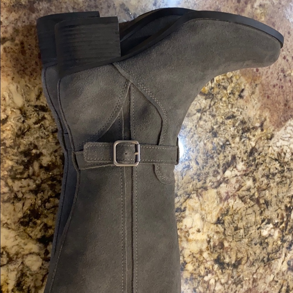 UGG Boots - Picture 4 of 7